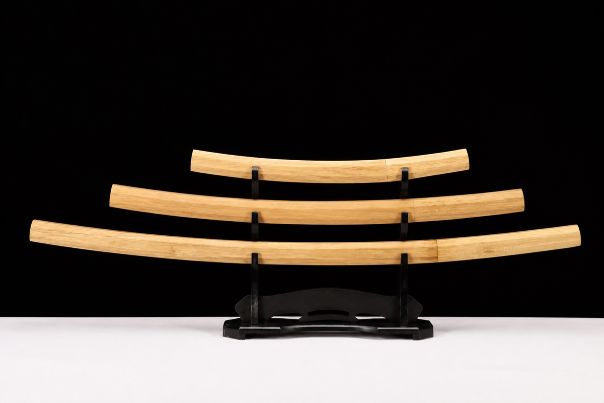 Unsharpened Three-Piece Collector Set — Clay-Tempered T10, Hexagonal White-Wood Saya — 三件套完整入鞘全景