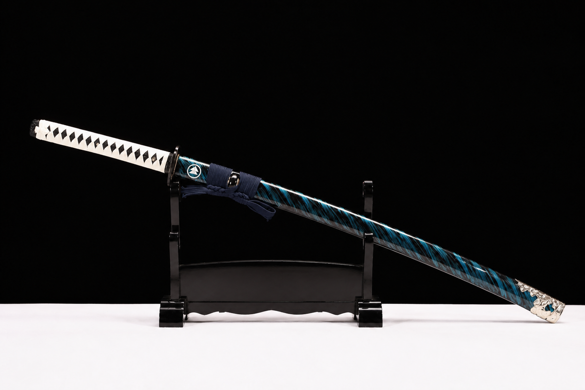 Unsharpened Mirror-Polished Collector Katana — High-Manganese Steel, Green-Bark Lacquer Saya — 完整入鞘全景