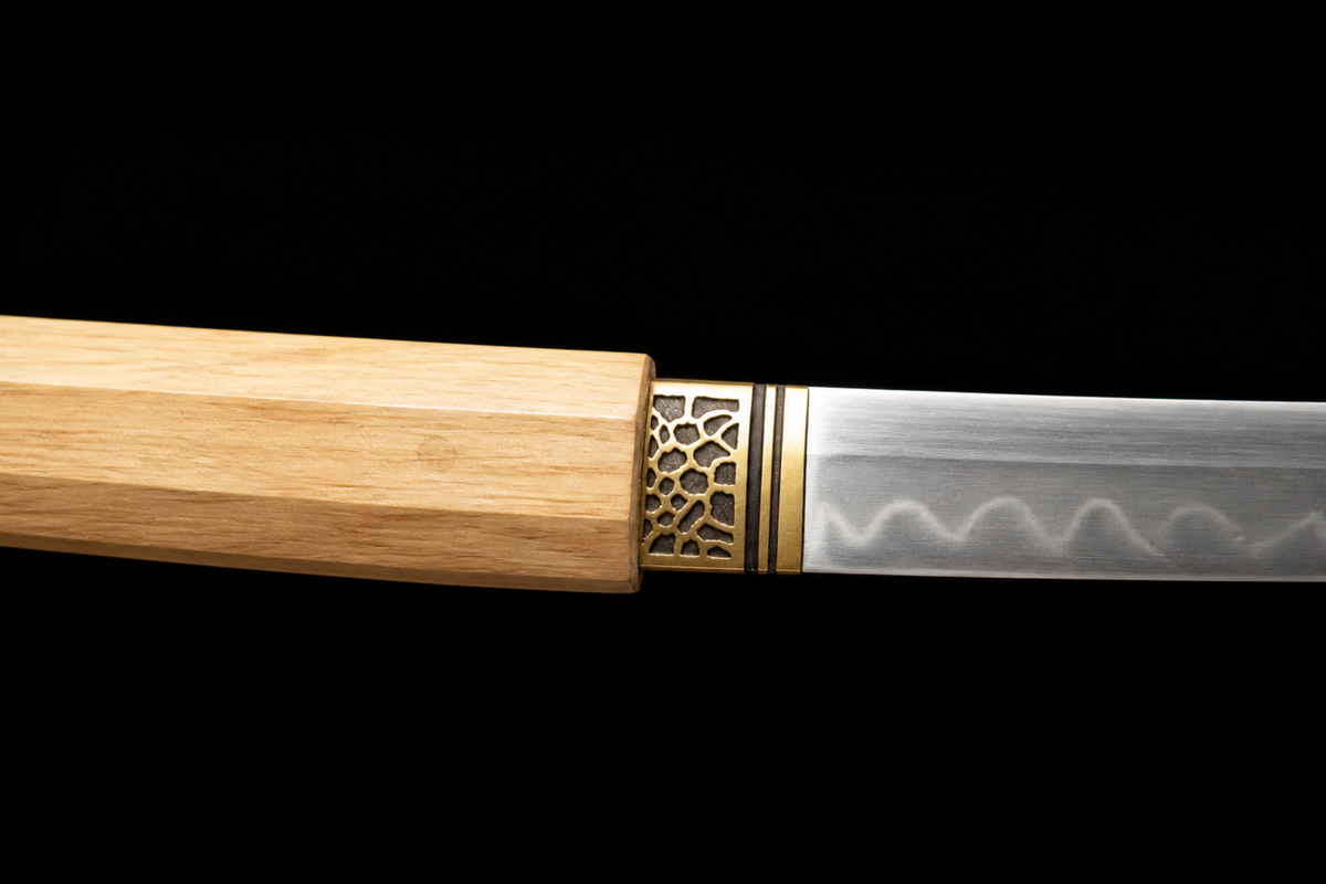 Unsharpened Three-Piece Collector Set — Clay-Tempered T10, Hexagonal White-Wood Saya — 最大刀柄刃连接特写
