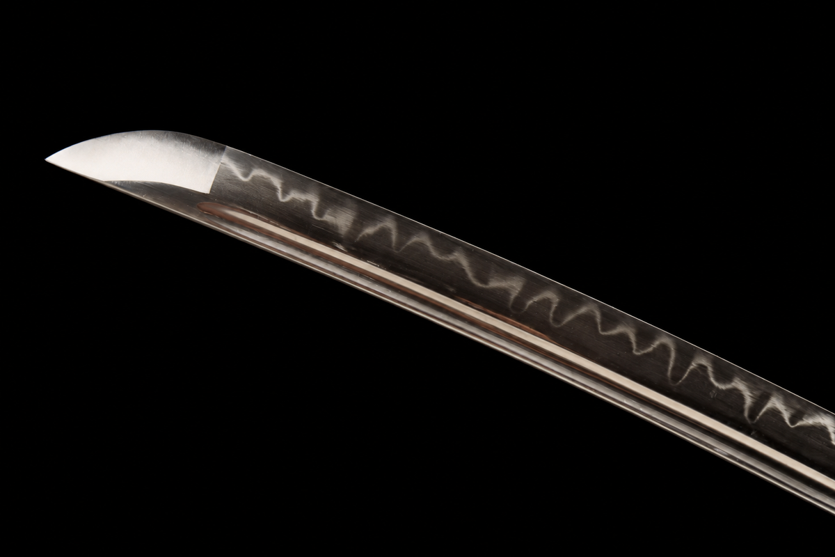 Deep-Curve Tachi — Clay-Tempered T10, Powder-Blue Ito, Kamon Saya — kissaki and temper line detail