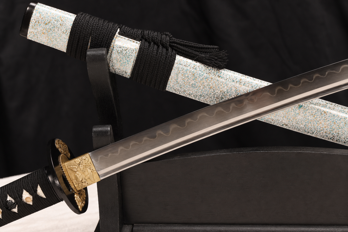 Unsharpened Gilt-Lion Collector Katana — Clay-Tempered T10, Lacquered Saya — 鎺近刃鞘口绳结细节