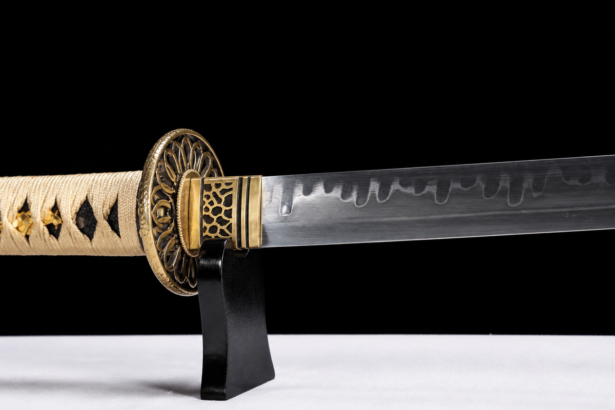 Unsharpened Chrysanthemum-Tsuba Collector Katana — Clay-Tempered T10, Lacquered Saya — 菊纹刀镡鎺刀刃