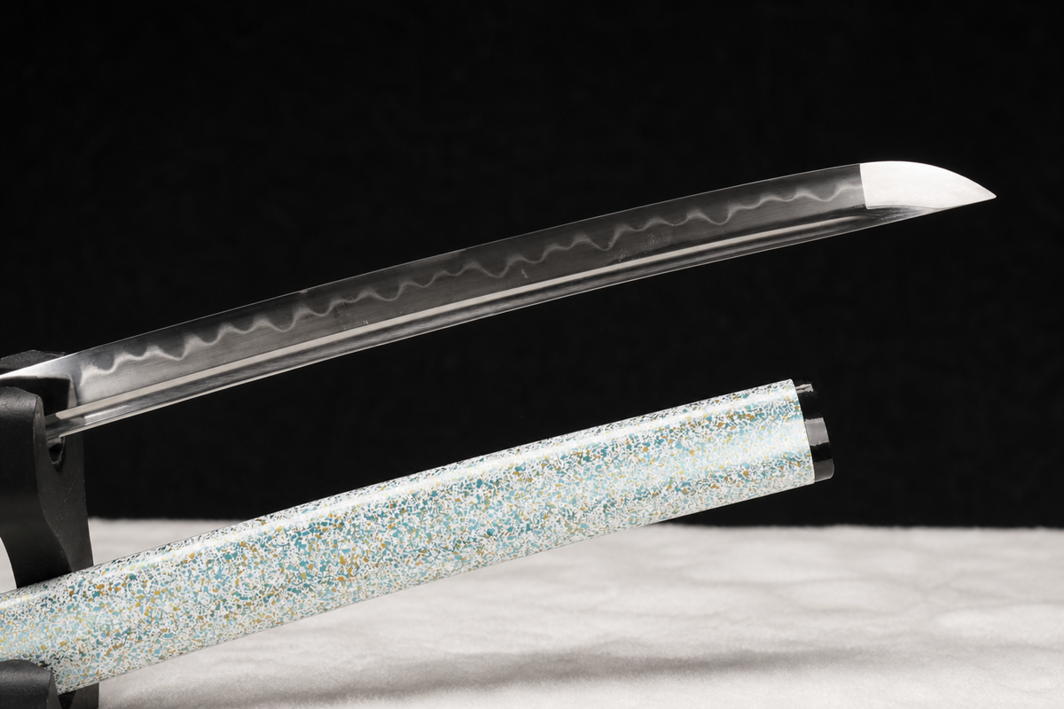 Unsharpened Gilt-Lion Collector Katana — Clay-Tempered T10, Lacquered Saya — 刀尖研磨与鞘尾细节