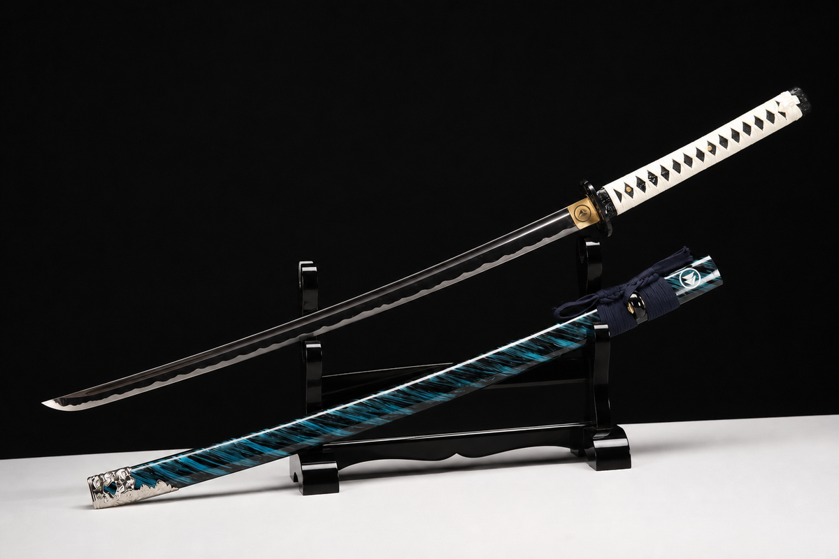 Unsharpened Mirror-Polished Collector Katana — High-Manganese Steel, Green-Bark Lacquer Saya — 斜向出鞘全刀
