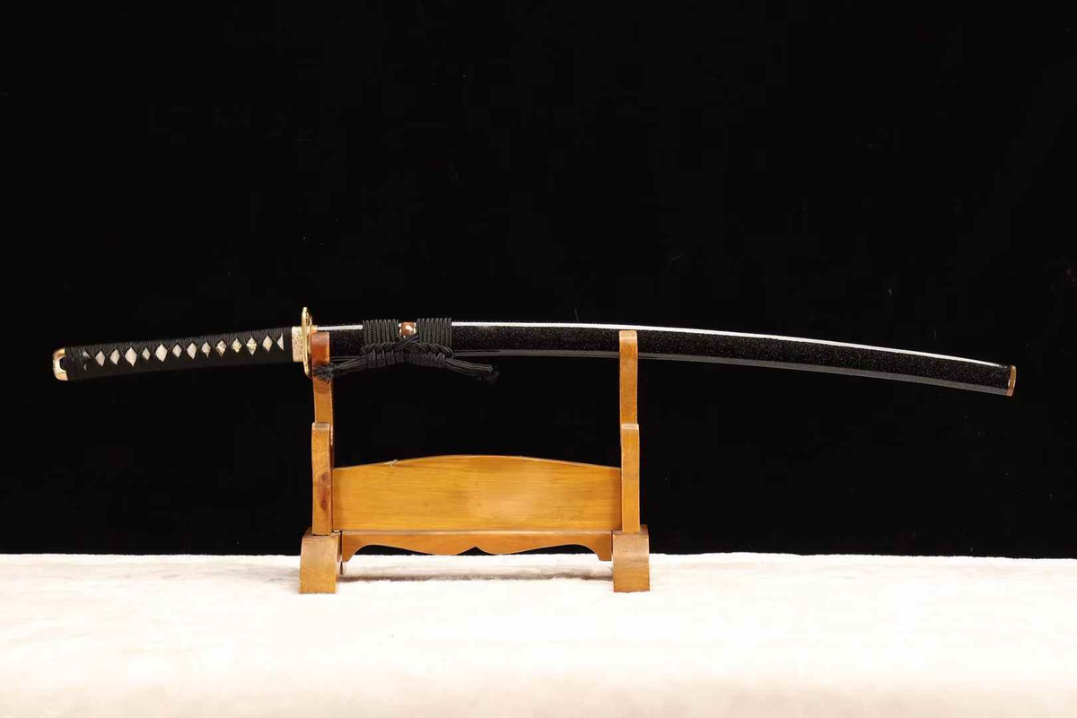 Dragon Maw Katana — Clay-Tempered T10, Hammered Finish, Horn Saya — sheathed, full length