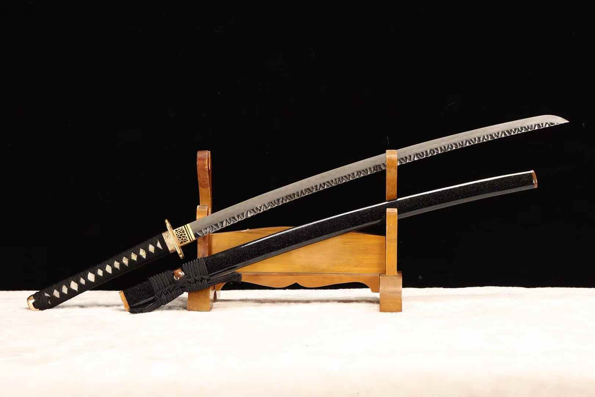 Dragon Maw Katana — Clay-Tempered T10, Hammered Finish, Horn Saya — mounted fittings, close view